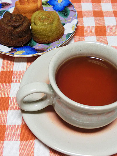 癒しの薔薇スイーツ、生姜紅茶と焼き菓子