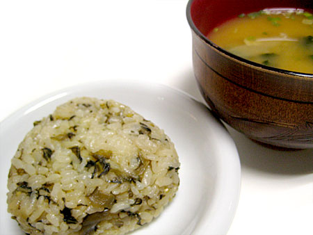 高菜の炊き込みご飯(おにぎり)と、しじみの味噌汁